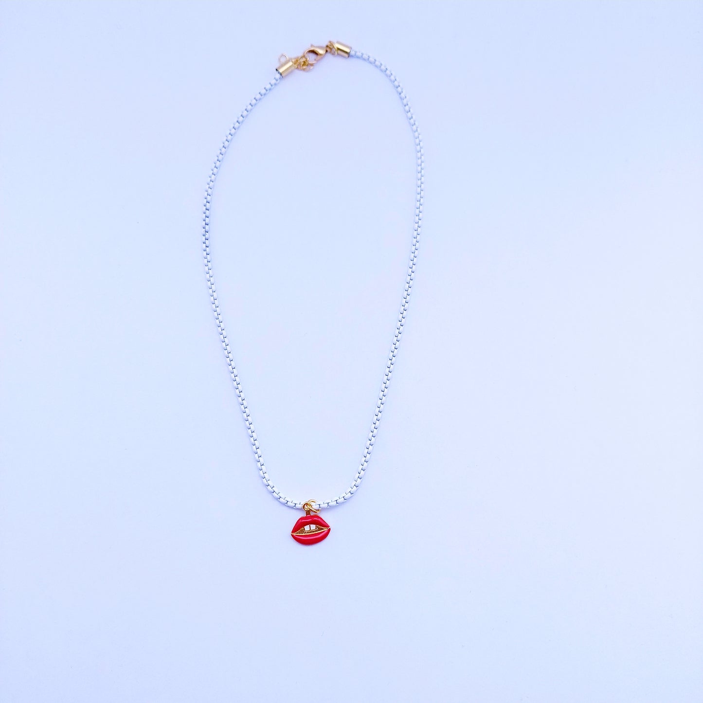 Witte ketting met red lips