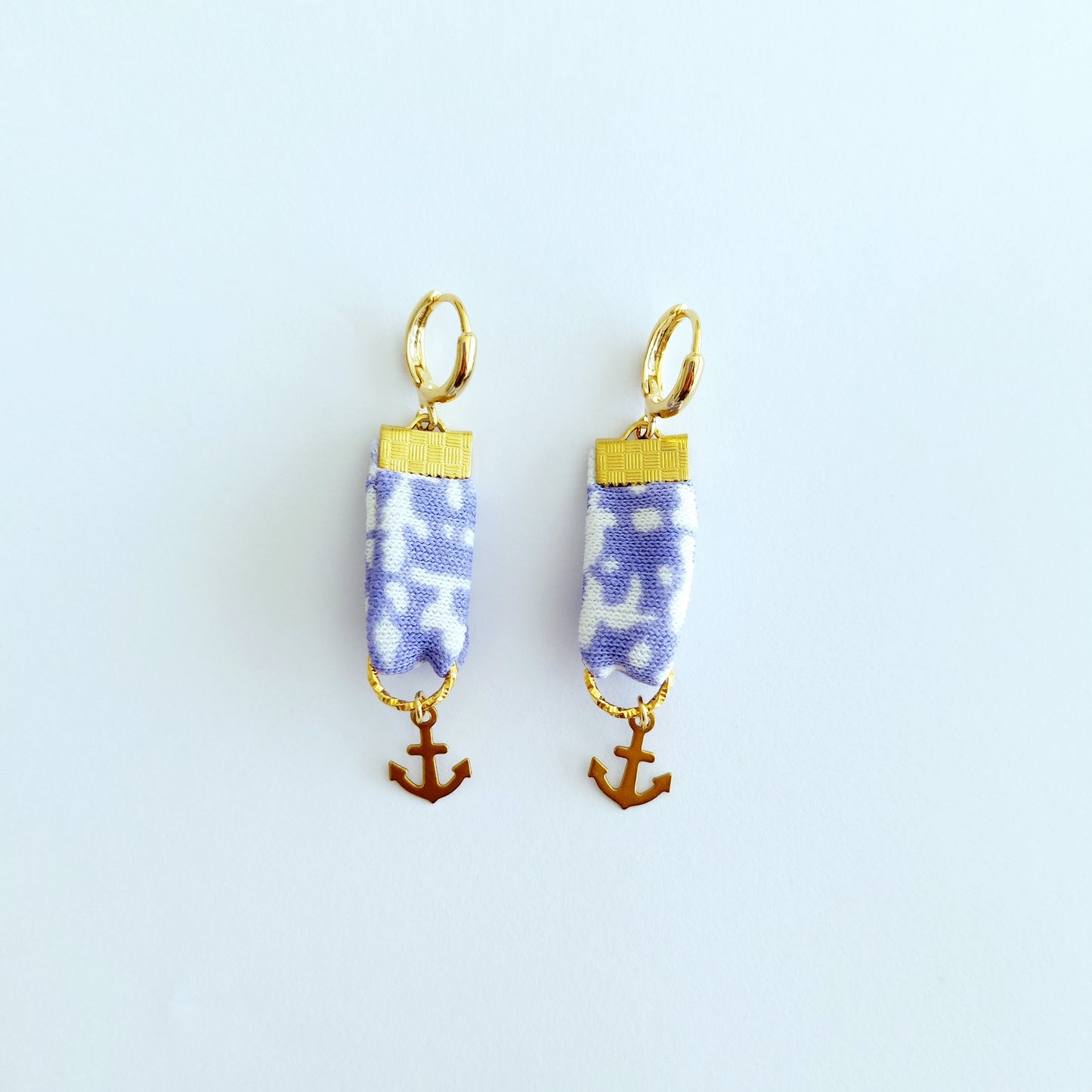 Amalfi lila wit anker medaille oorbellen