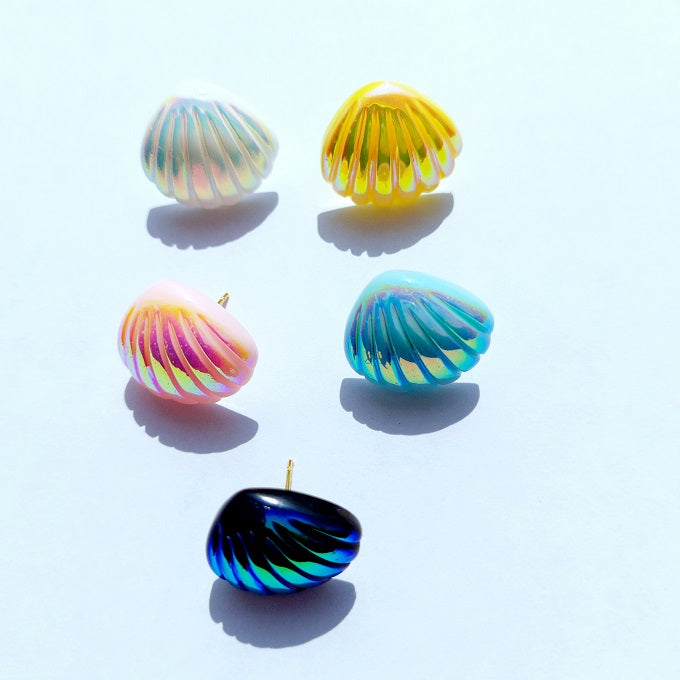 Parelmoer glitterende schelp steekoorbellen