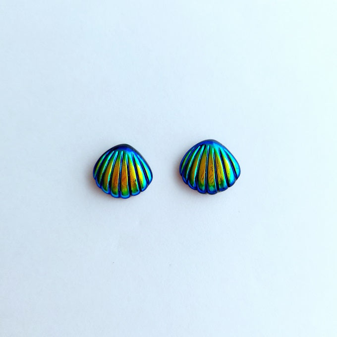 Parelmoer glitterende schelp steekoorbellen