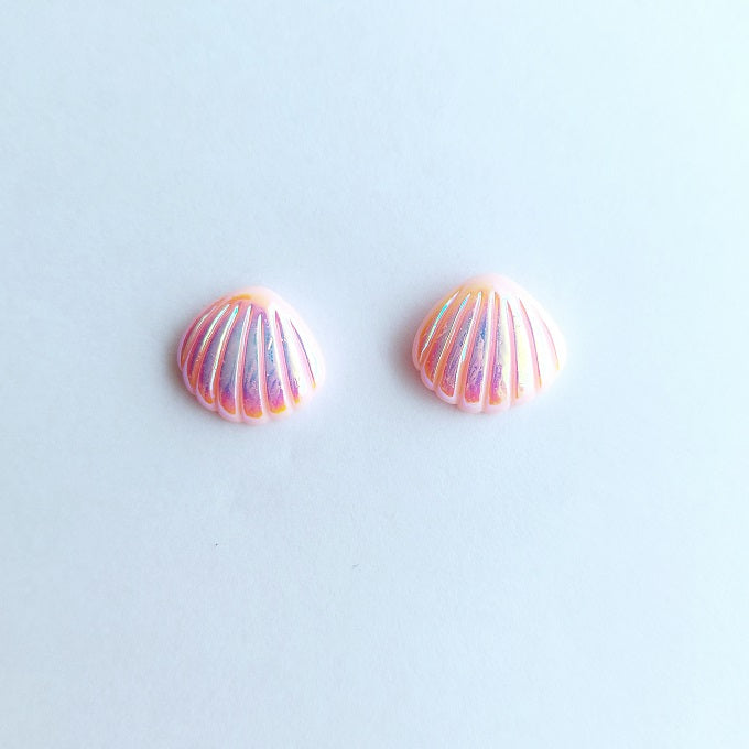 Parelmoer glitterende schelp steekoorbellen