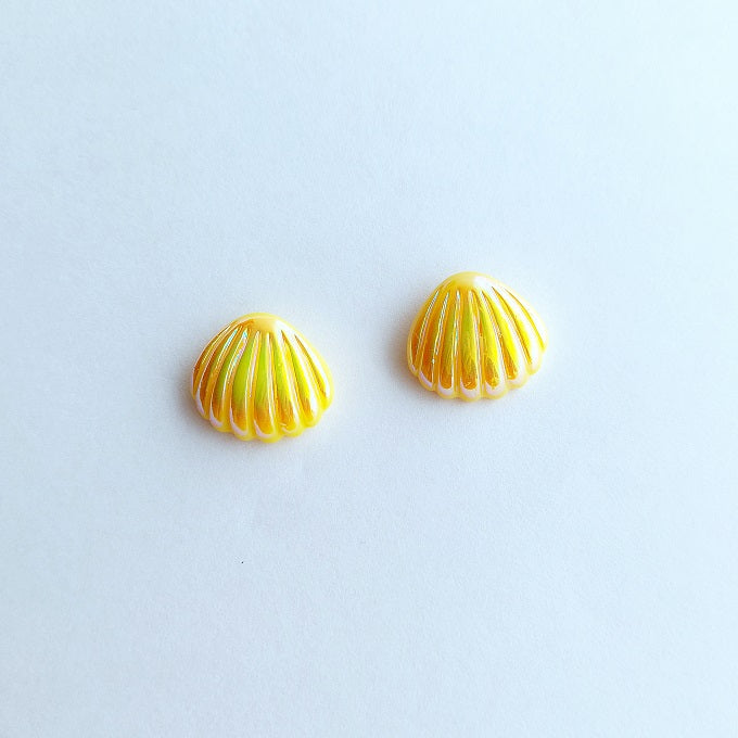 Parelmoer glitterende schelp steekoorbellen