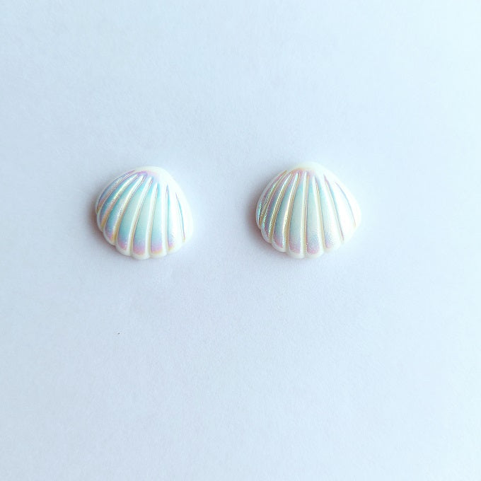 Parelmoer glitterende schelp steekoorbellen