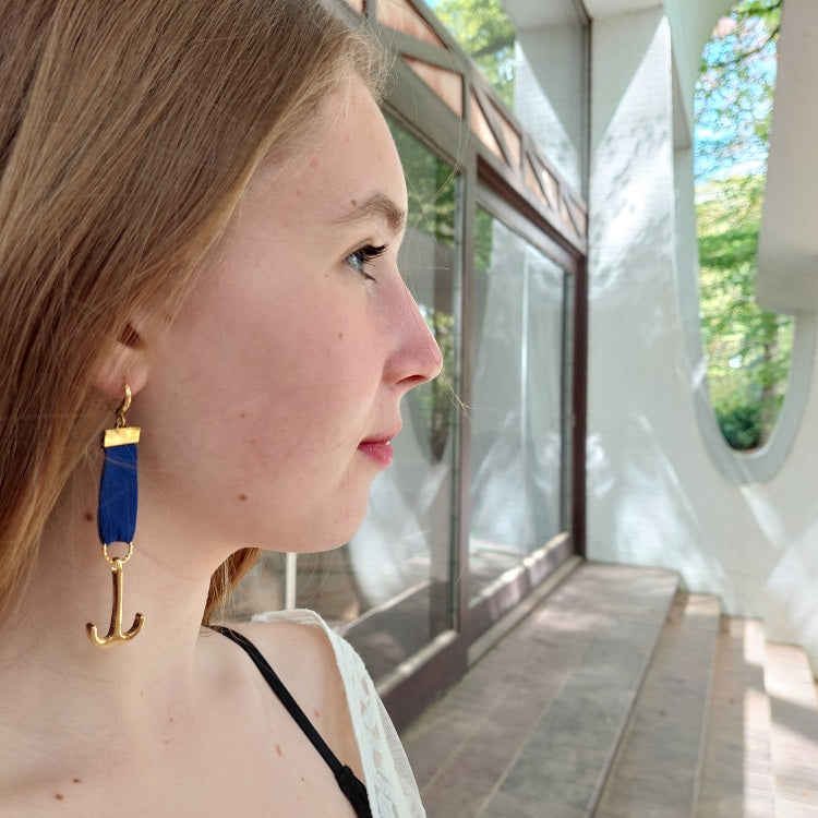 Marine blauw klein anker medaille mixed statement oorbellen