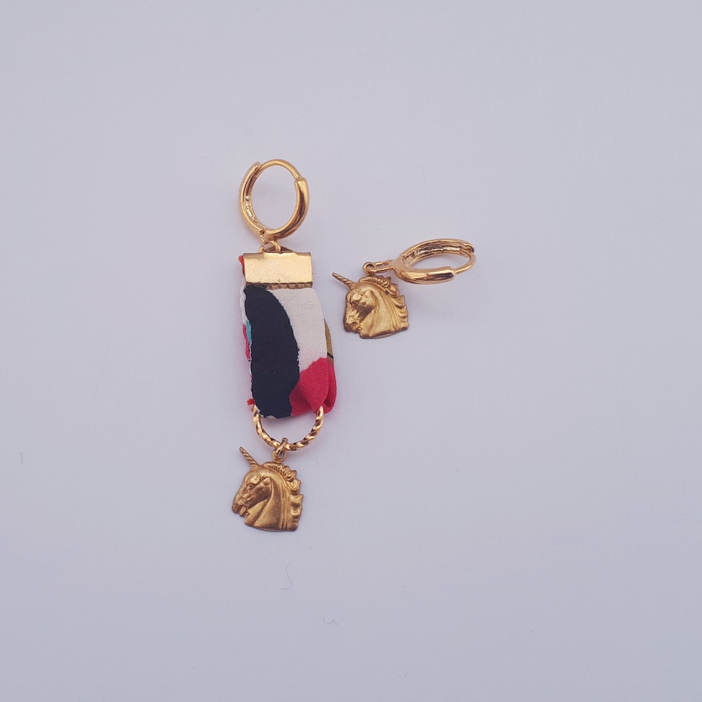 Vintage beauty unicorn medaille mixed lengte oorbellen