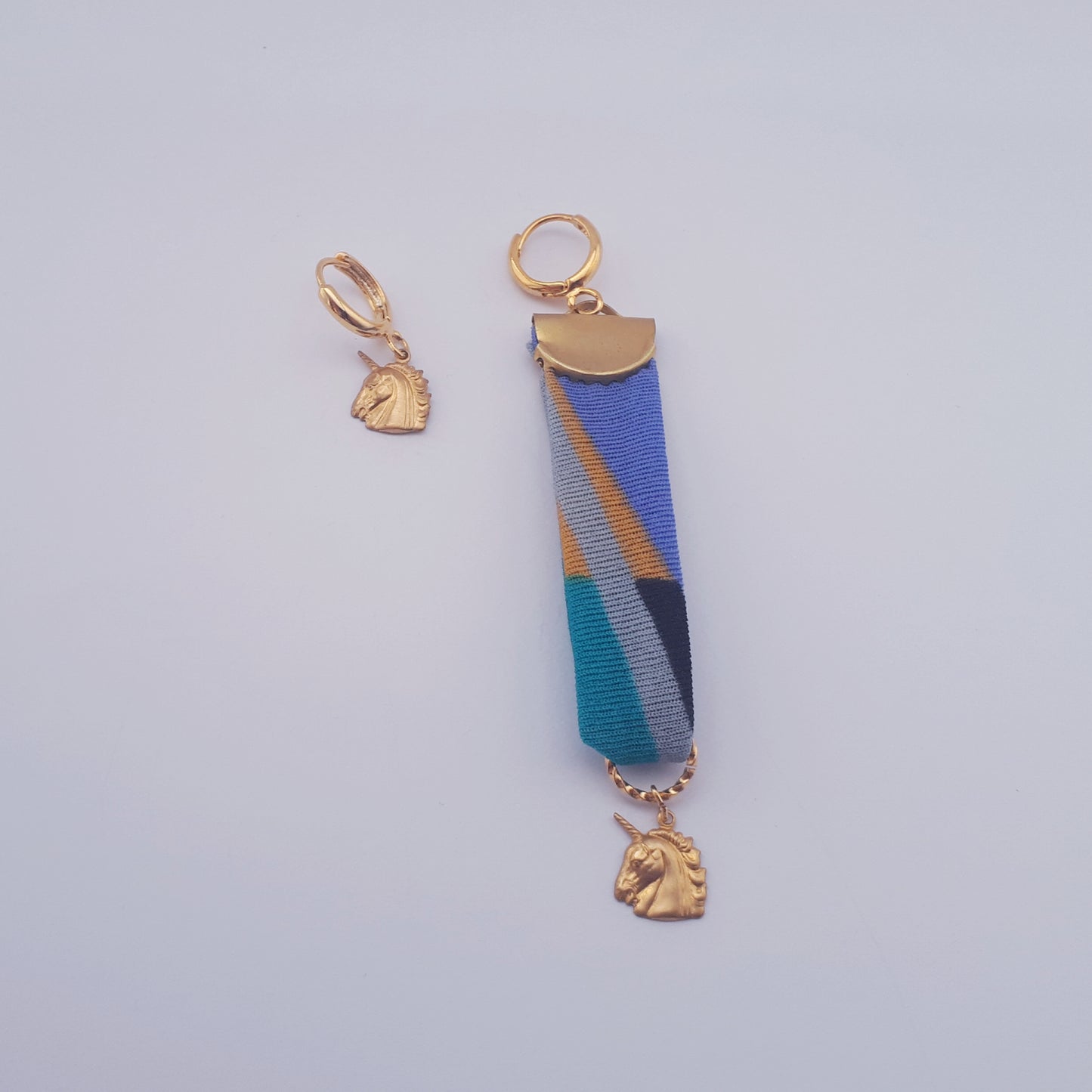 Surf Art unicorn medaille mixed lengte oorbellen
