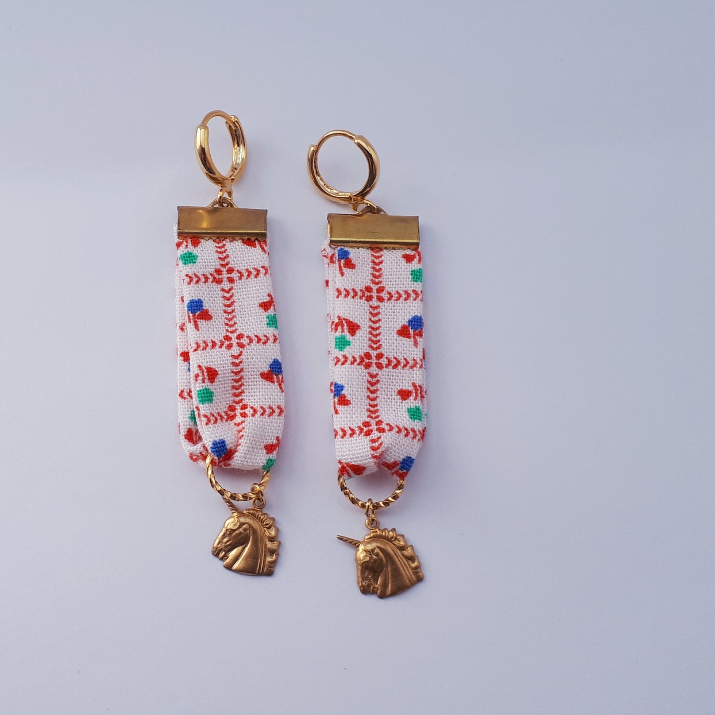 Rockabilly unicorn medaille oorbellen