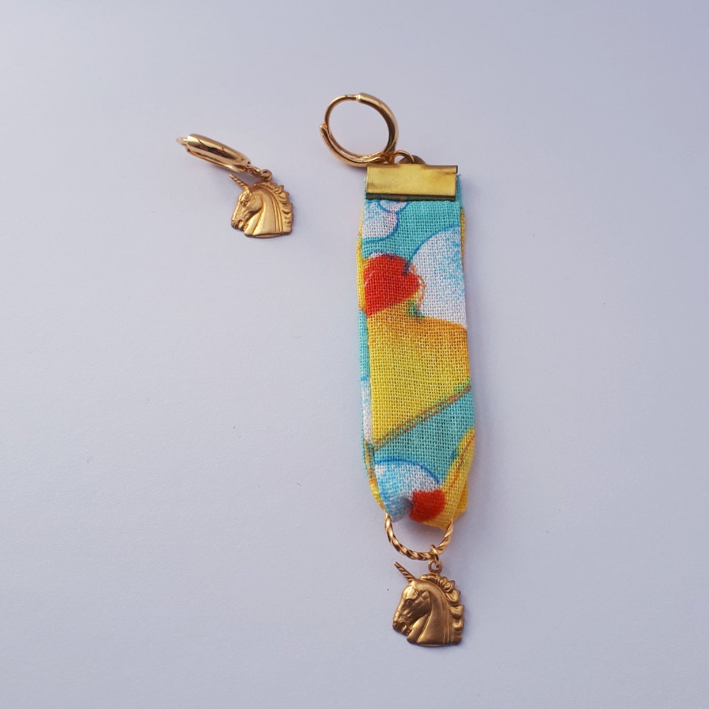 Swimming pool unicorn medaille mixed lengte oorbellen