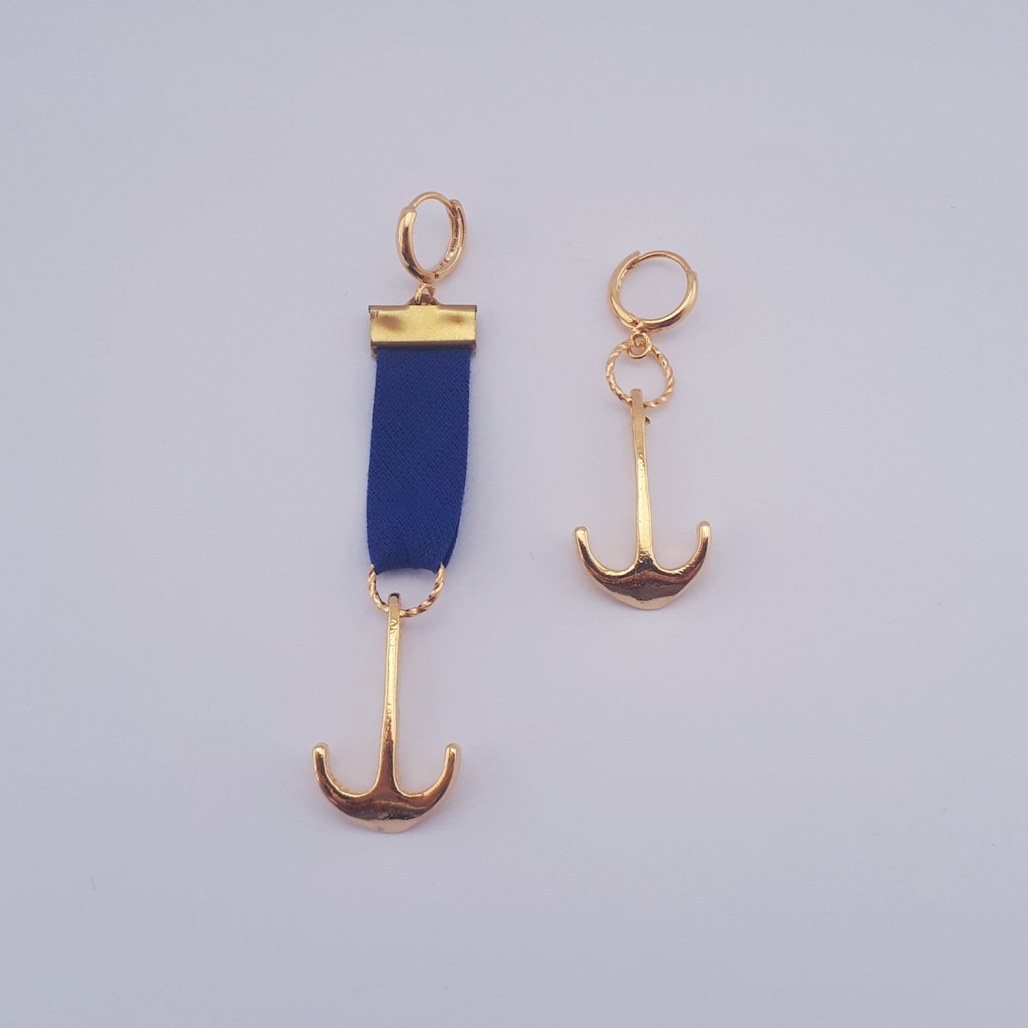 Marine blauw groot anker medaille mixed statement oorbellen