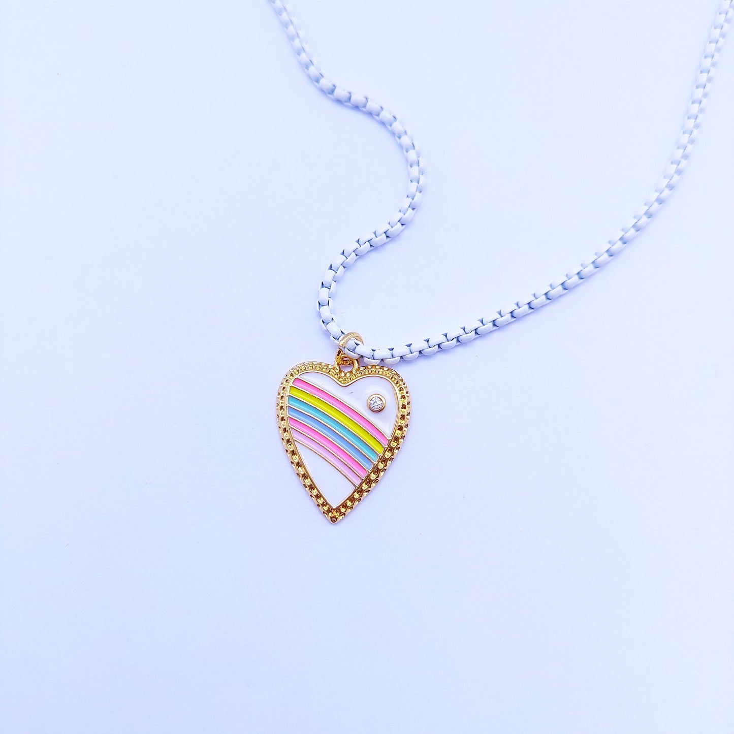 Witte ketting met rainbow heart
