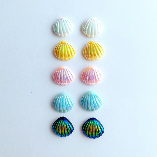Parelmoer glitterende schelp steekoorbellen