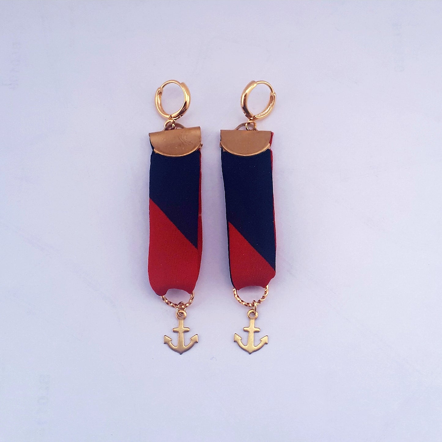 Marine blauw rode anker medaille oorbellen