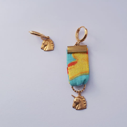 Swimming pool unicorn medaille mixed lengte oorbellen