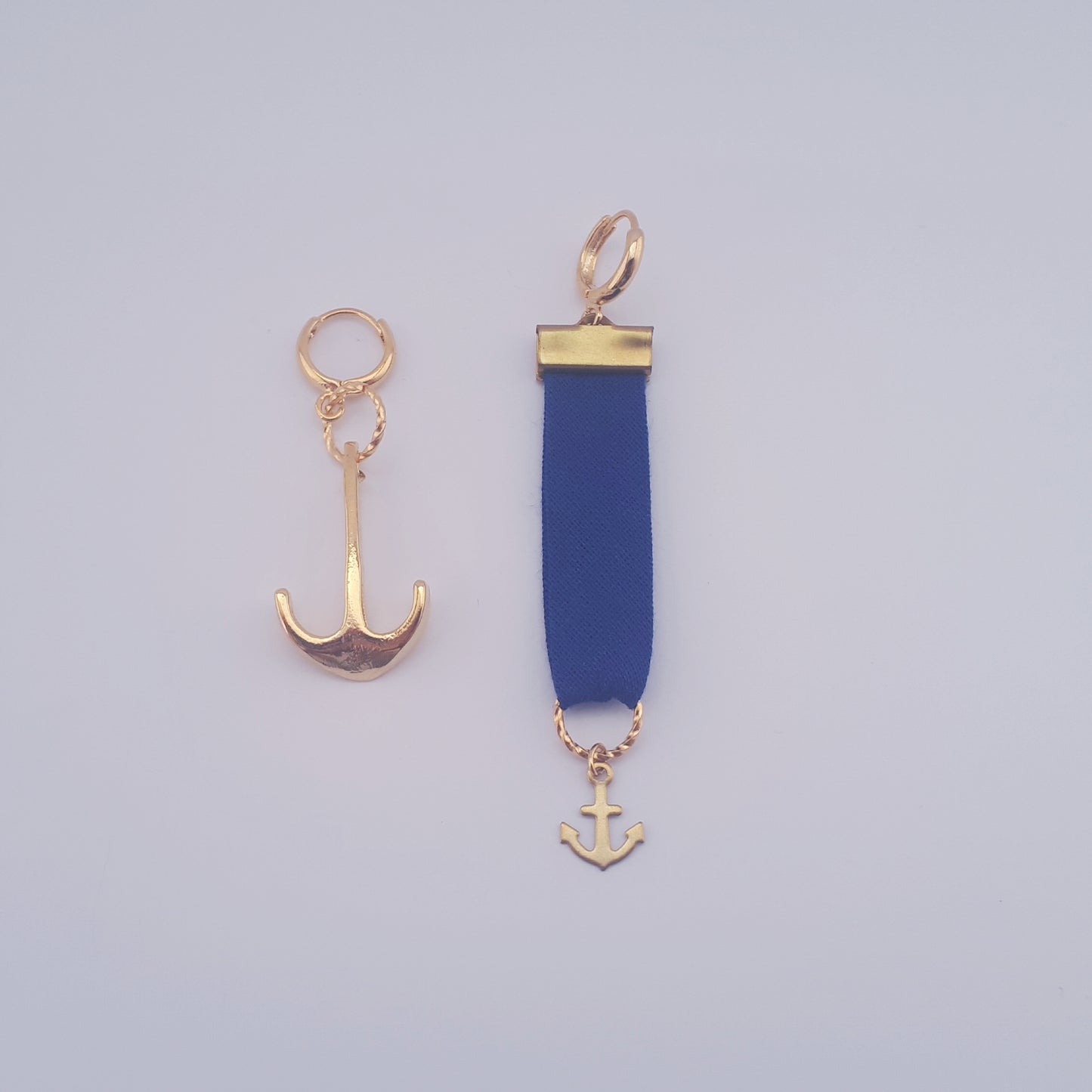 Marine blauw anker medaille mixed oorbellen