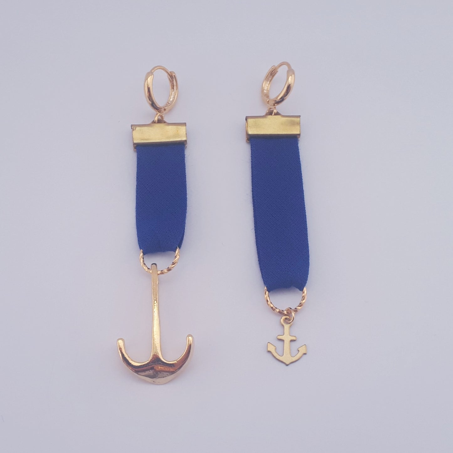 Marine blauw klein anker medaille mixed statement oorbellen