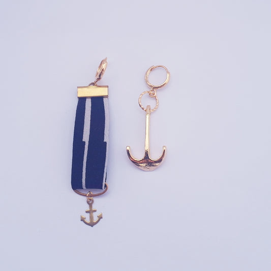 Marine blauw stripe klein anker medaille mixed statement oorbellen